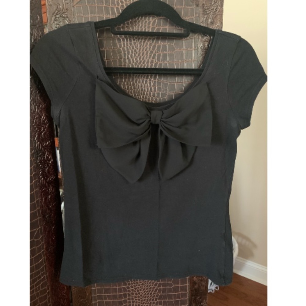 Black scoop neck with bow